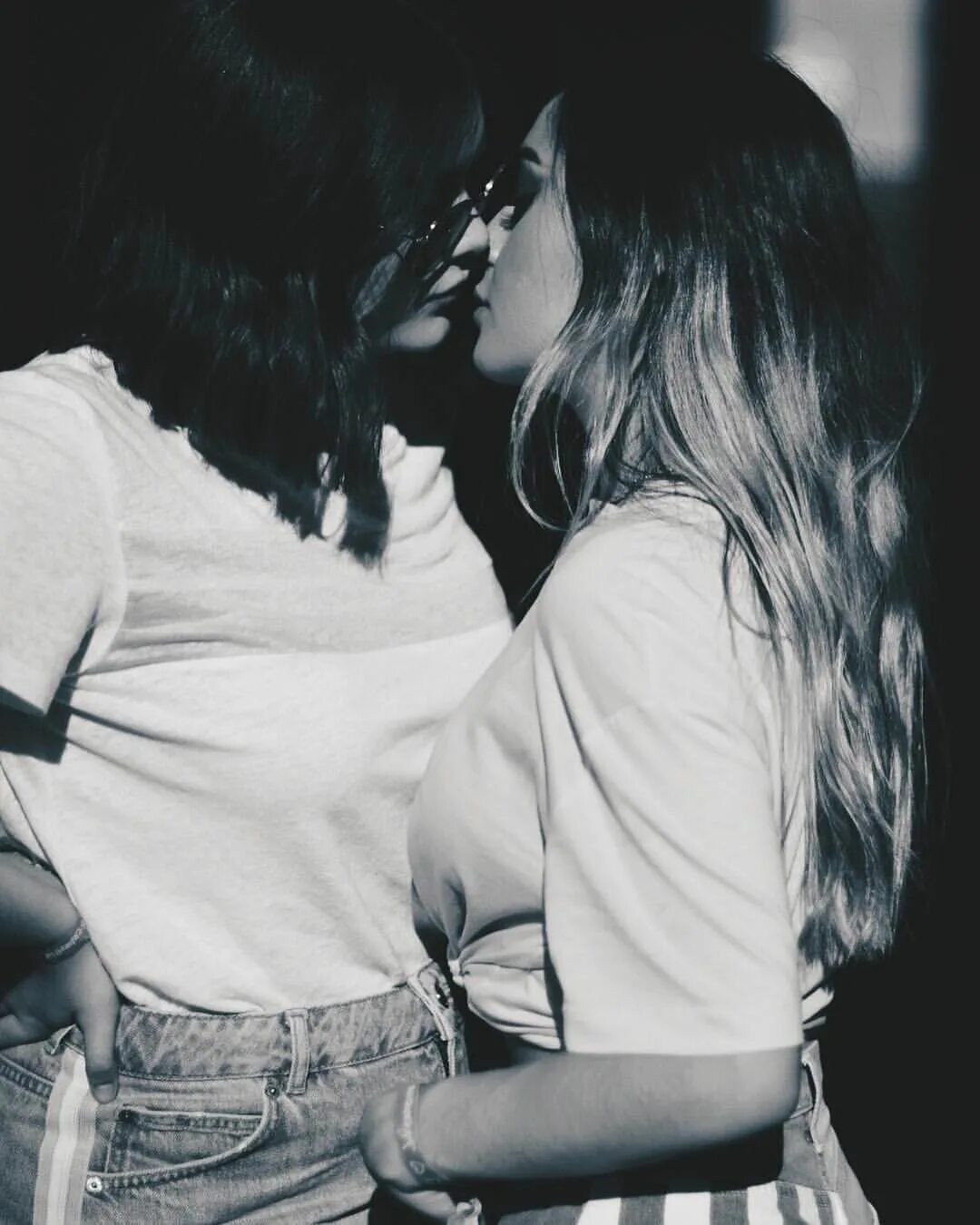 Поцелуй девушек. Две девушки любовь. Девушки целуются. Любовь двух девочек. Maria lesbians
