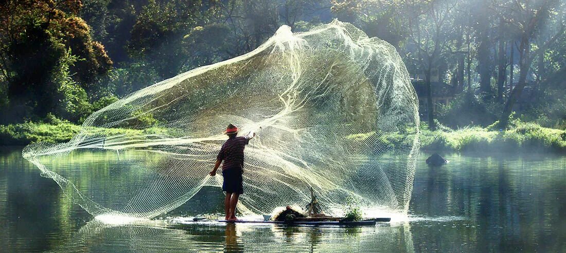 Рыбалкакастенговой сетью. Кастинговая сеть для рыбалки. Рыболовные сети заброска щестом. Кастинговая сеть как правильно забрасывать.