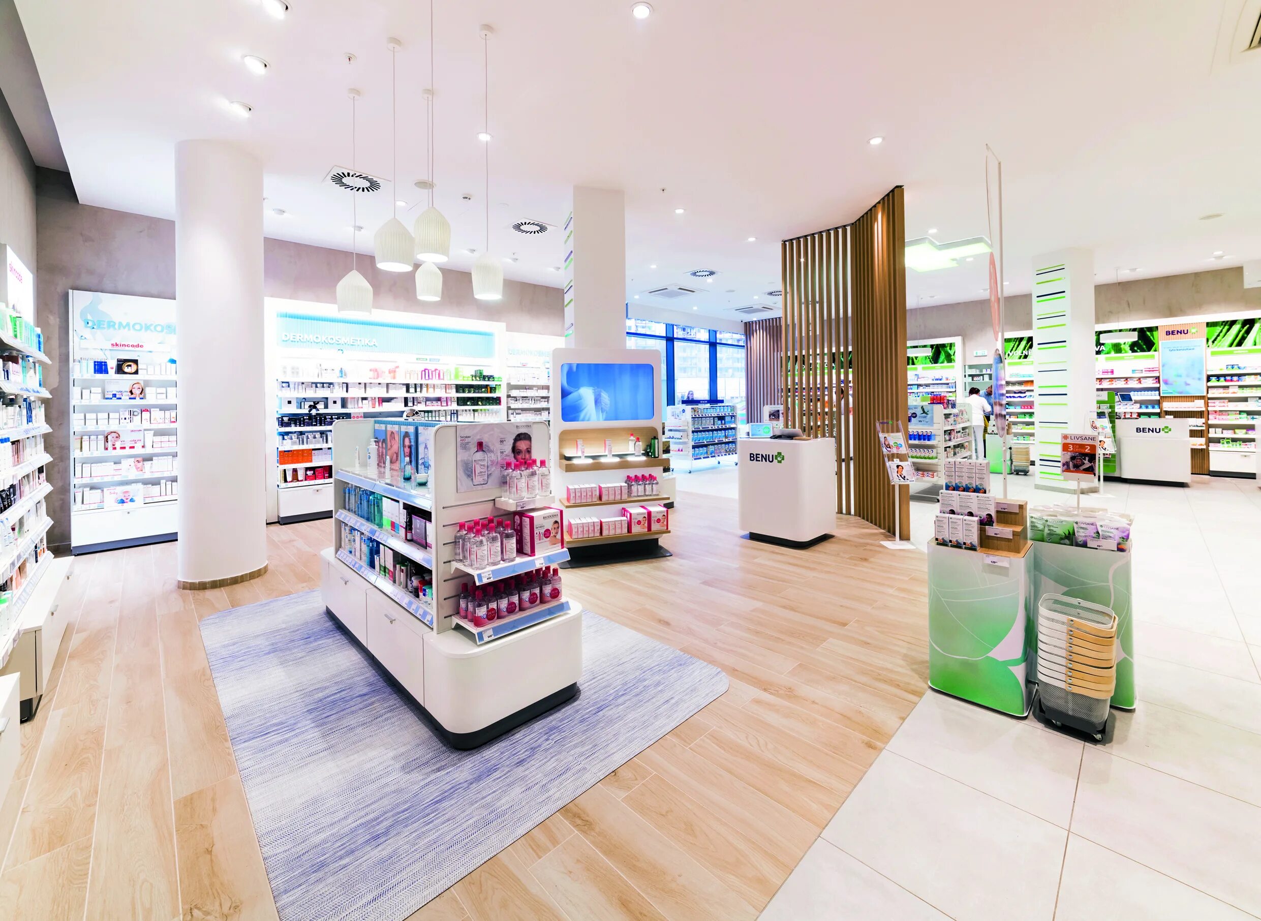 Медицинская промышленность. Pharmacy branding europe. Медикаментозная терапия. Astellas. Фармацевтические препараты в воде.