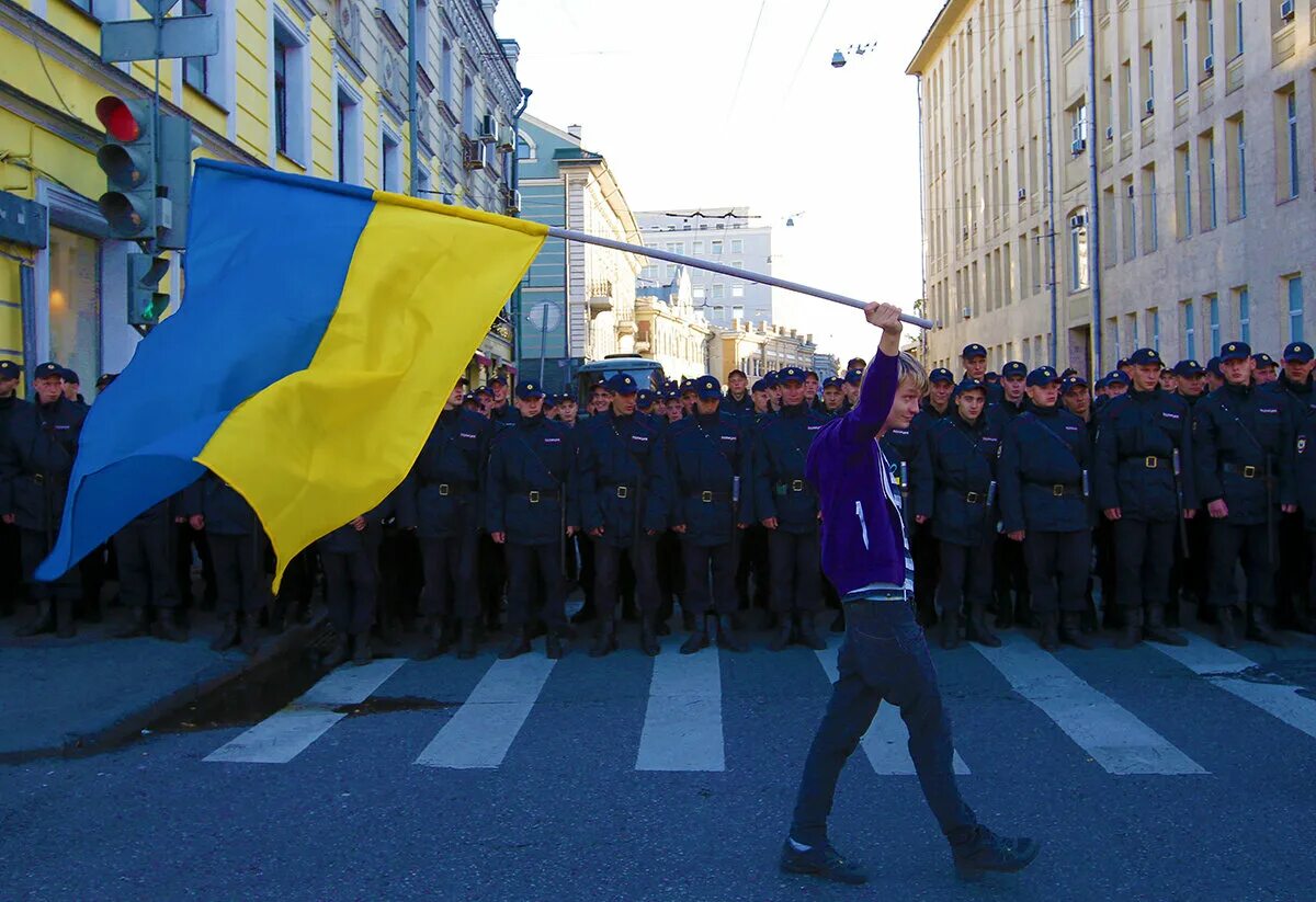 Московские хохлы. Украинские нацисты. Украинский флаг в Москве. Украинцы с флагом.