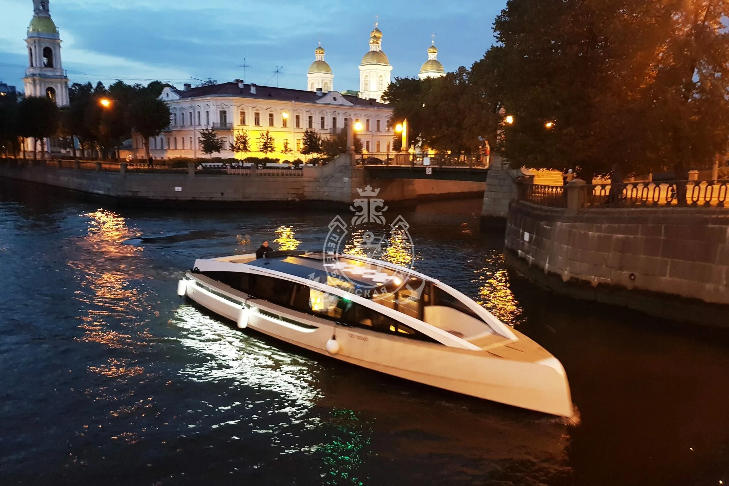 Катер аренда петербург. Яхта Амстердам Санкт-Петербург. Яхта Амстердам. Амстердам лодка Питер. Яхта Амстердам СПБ.