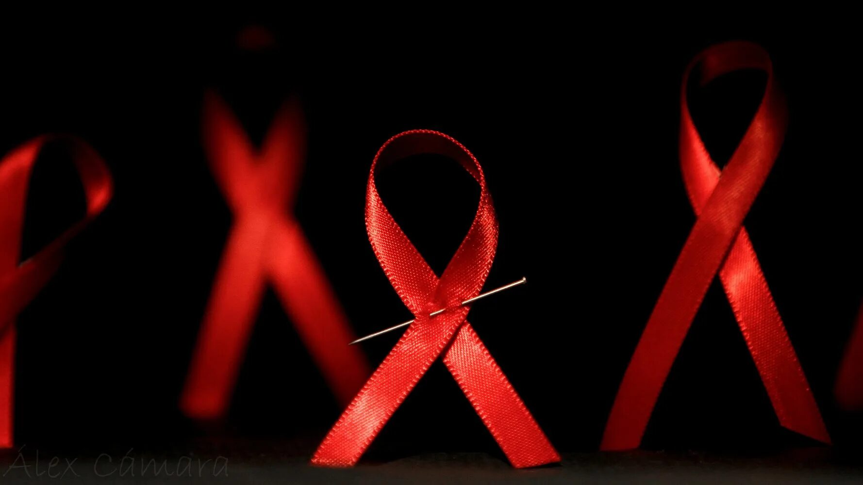 ВИЧ СПИД. Красная ленточка на черном фоне. СПИД картинки. ВИЧ на черном фоне. Цвет вич