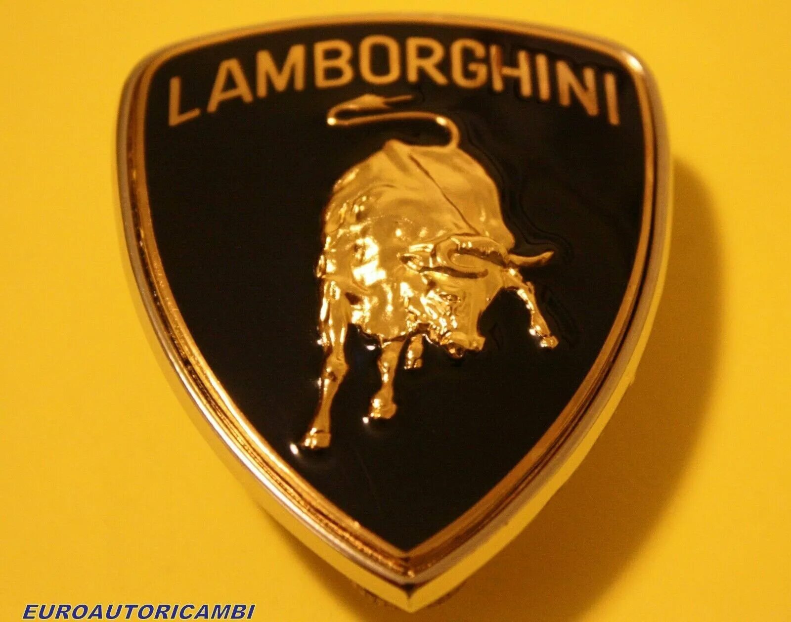 Новый значок ламборгини. Ламборгини эмблема. Кулон Lamborghini. Ламборджини значок на капоте. Марка машины Ламборгини значок.