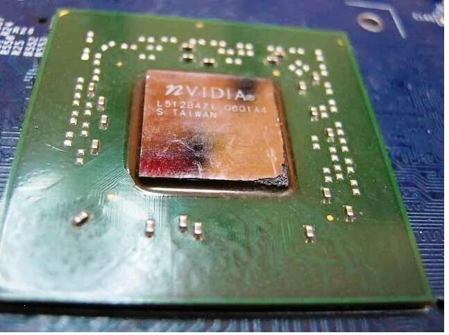 Сгоревший чип. Видеокарты АМД С 2 чипами. Сколотый чип на видеокарте. Скол на чипе процессора. Скол на чипе видеокарты.