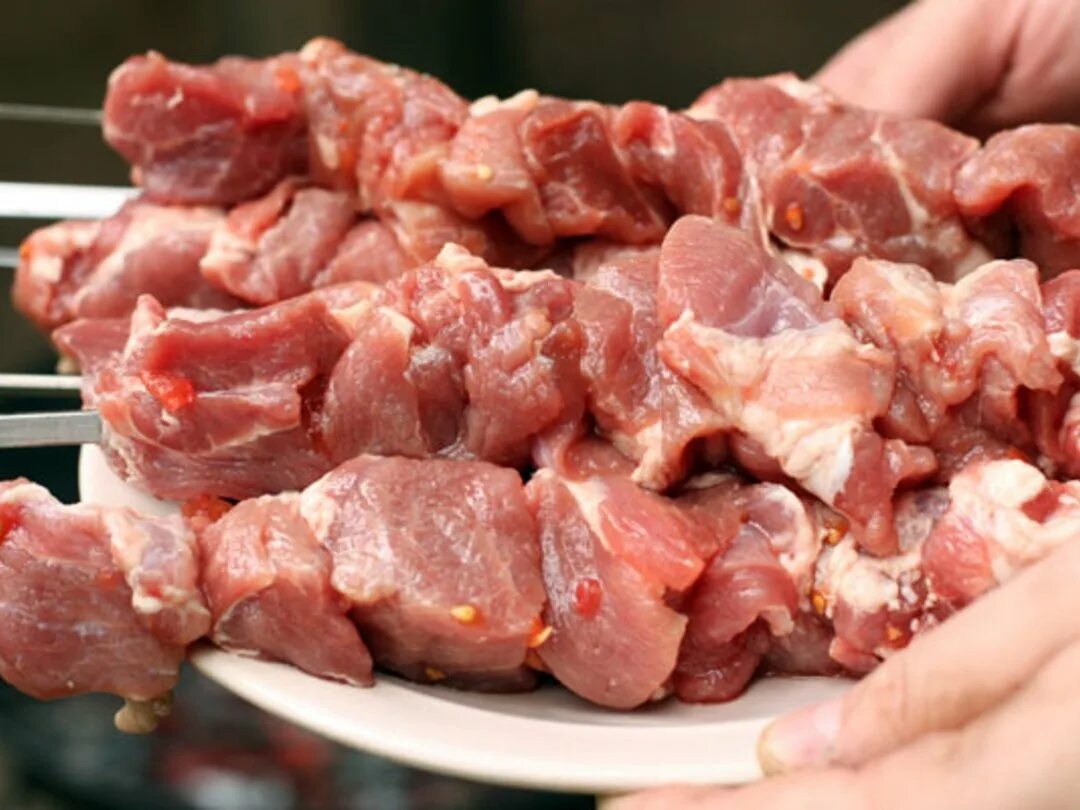 Шашлык в сыром виде. Мясо для шашлыка. шашлык свинина. шашлык из шеи свинины. мясо для шашлыка свинина.