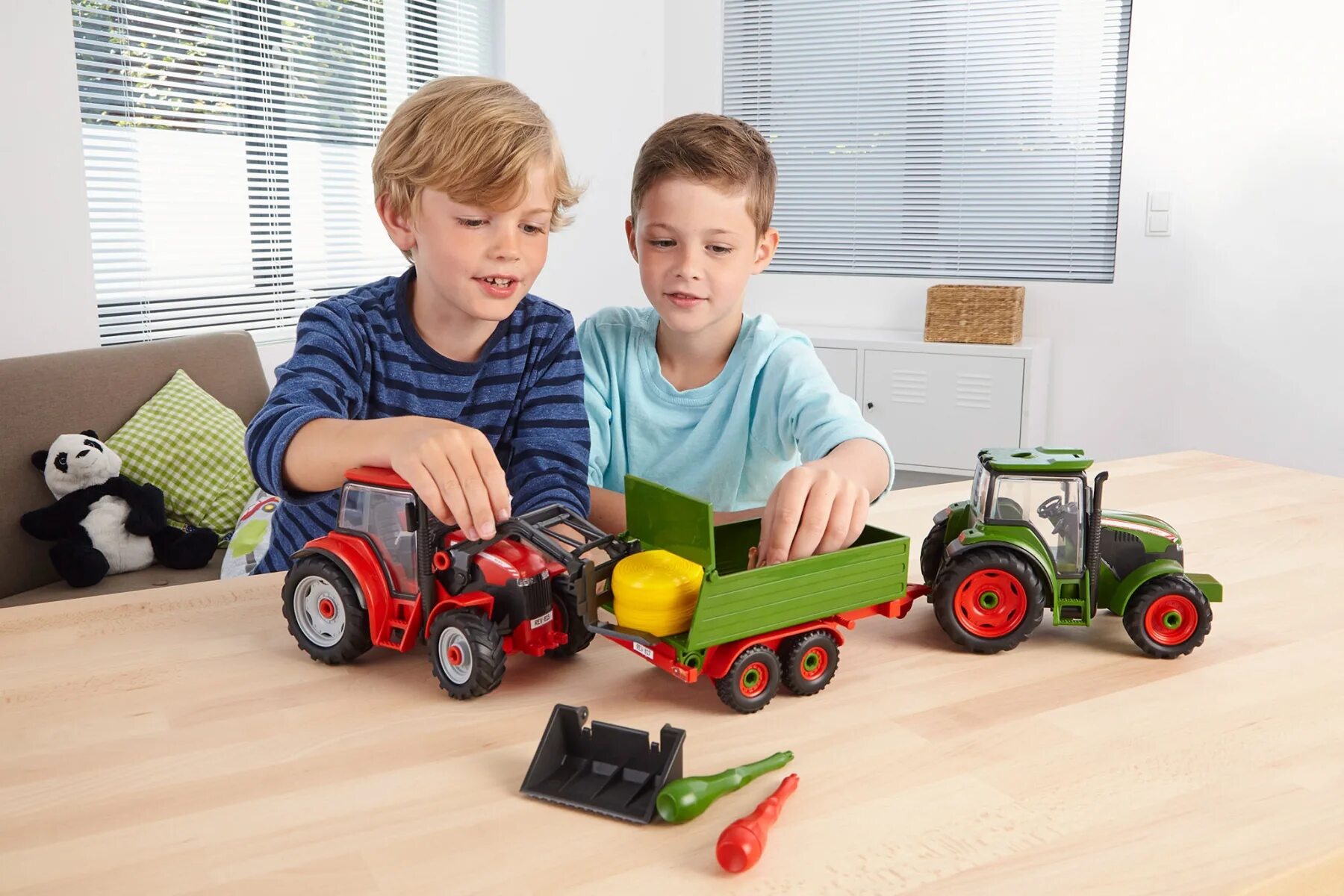 Трактор детский. Трактор игрушка для детей. Трактор с отверткой игрушка. Трактор с детками. Трактора для детей 7 лет