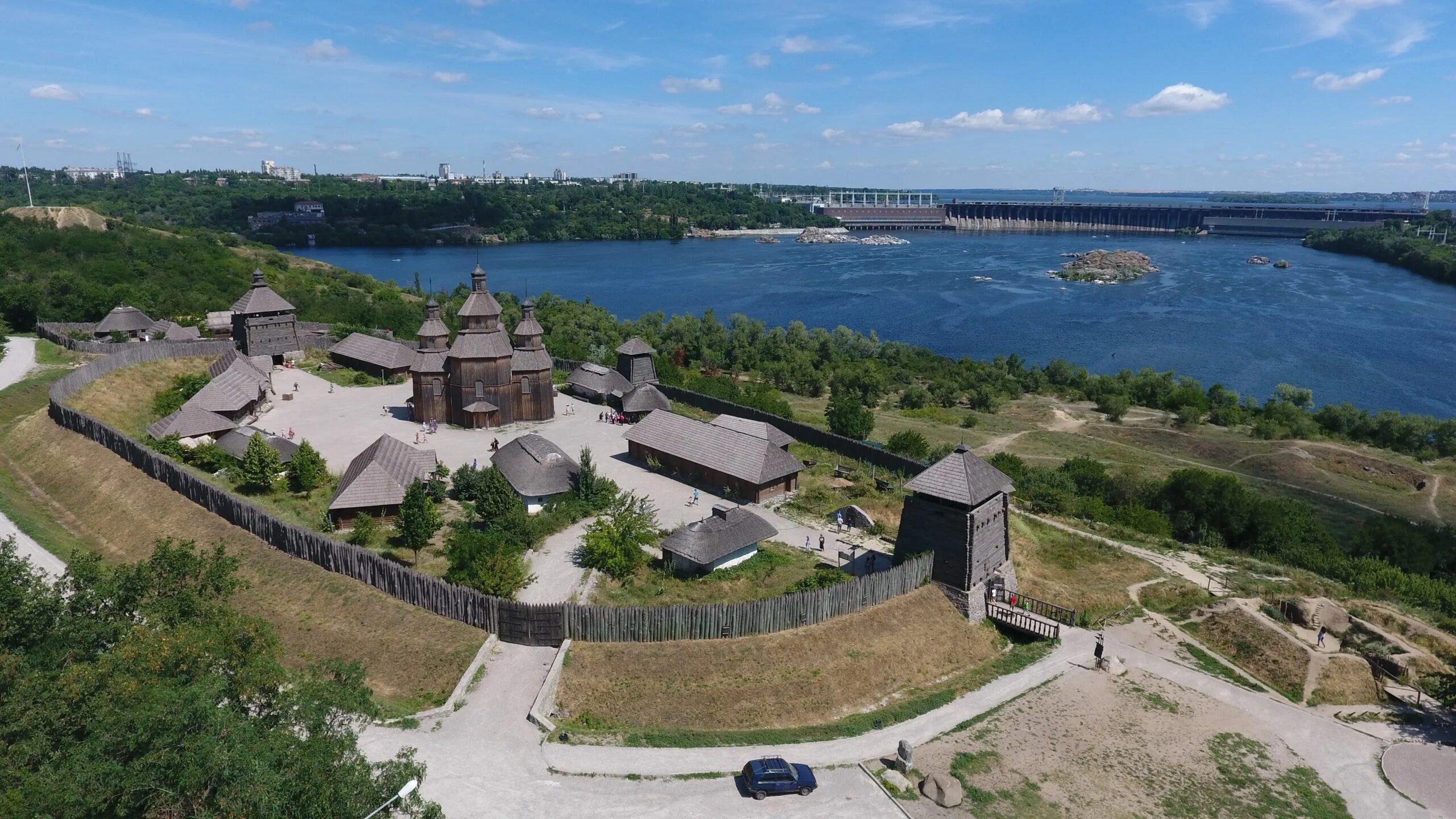 Запорожская сечь. Остров Хортица Запорожская Сечь. Остров Хортица в Запорожье. Хортица остров на Днепре. Музей Хортица Запорожье.