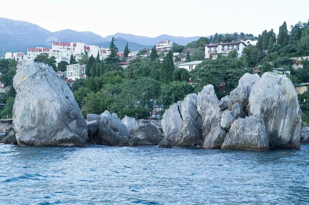 Достопримечательности Алушты Алушты. Аллея капри Алушта. Горы вокруг Алушты. Алушта, aluşta достопримечательности. Окрестность алушты