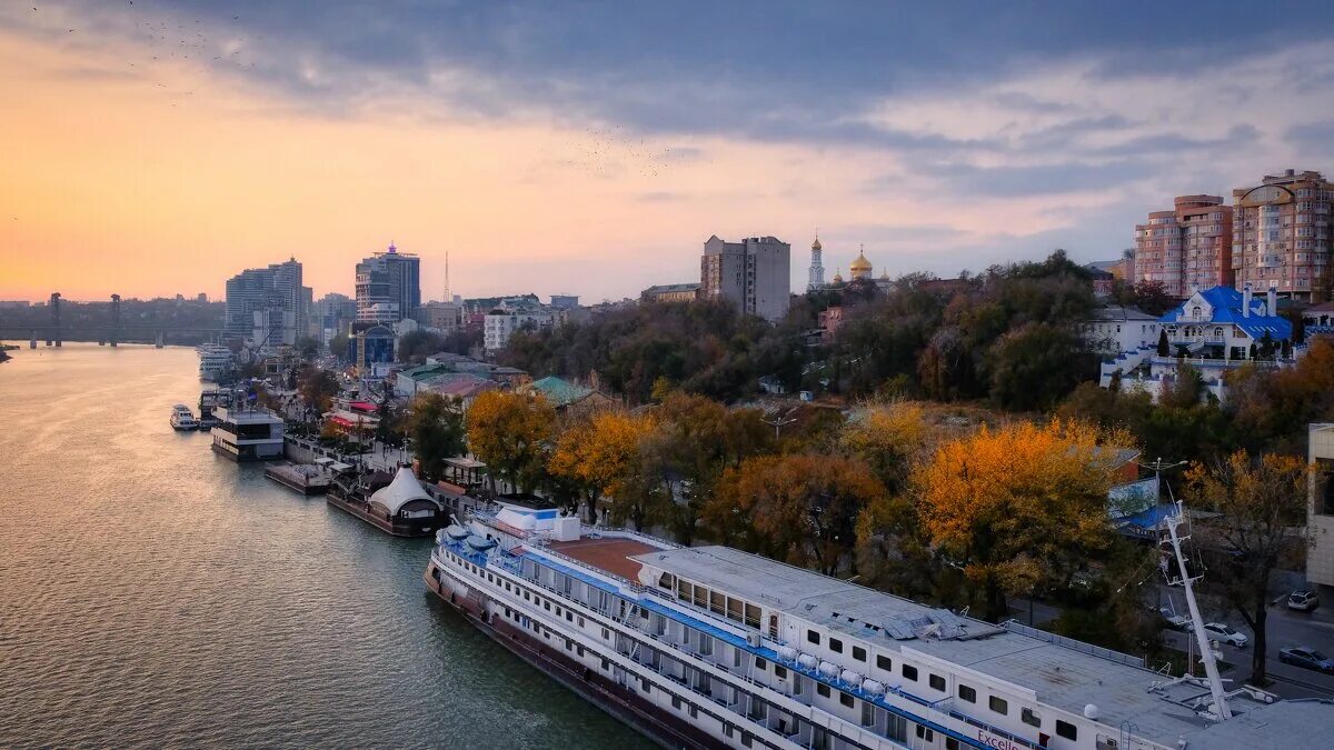 Какое лето будет в ростове. Правый берег Ростова на Дону. Ростов на Дону река. Река Дон Ростов на Дону. Левый берег Ростова-на-Дону вид с реки.