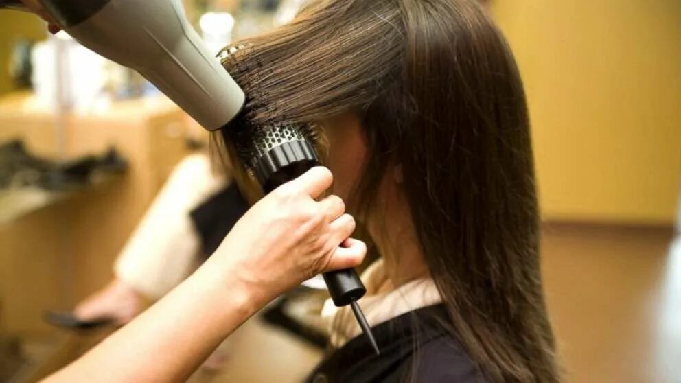 Сушка волос брашингом. Брашинг для укладки волос. Укладка волос феном длинные волосы. Сушка волос феном.