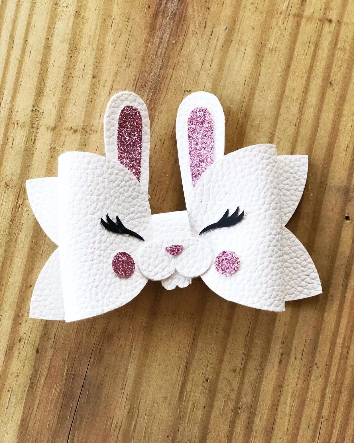 Бантики зайчики из фоамирана. Мягкая игрушка зайка белый. Заяц игрушка. Заяц бант. Заяц с бантиком.