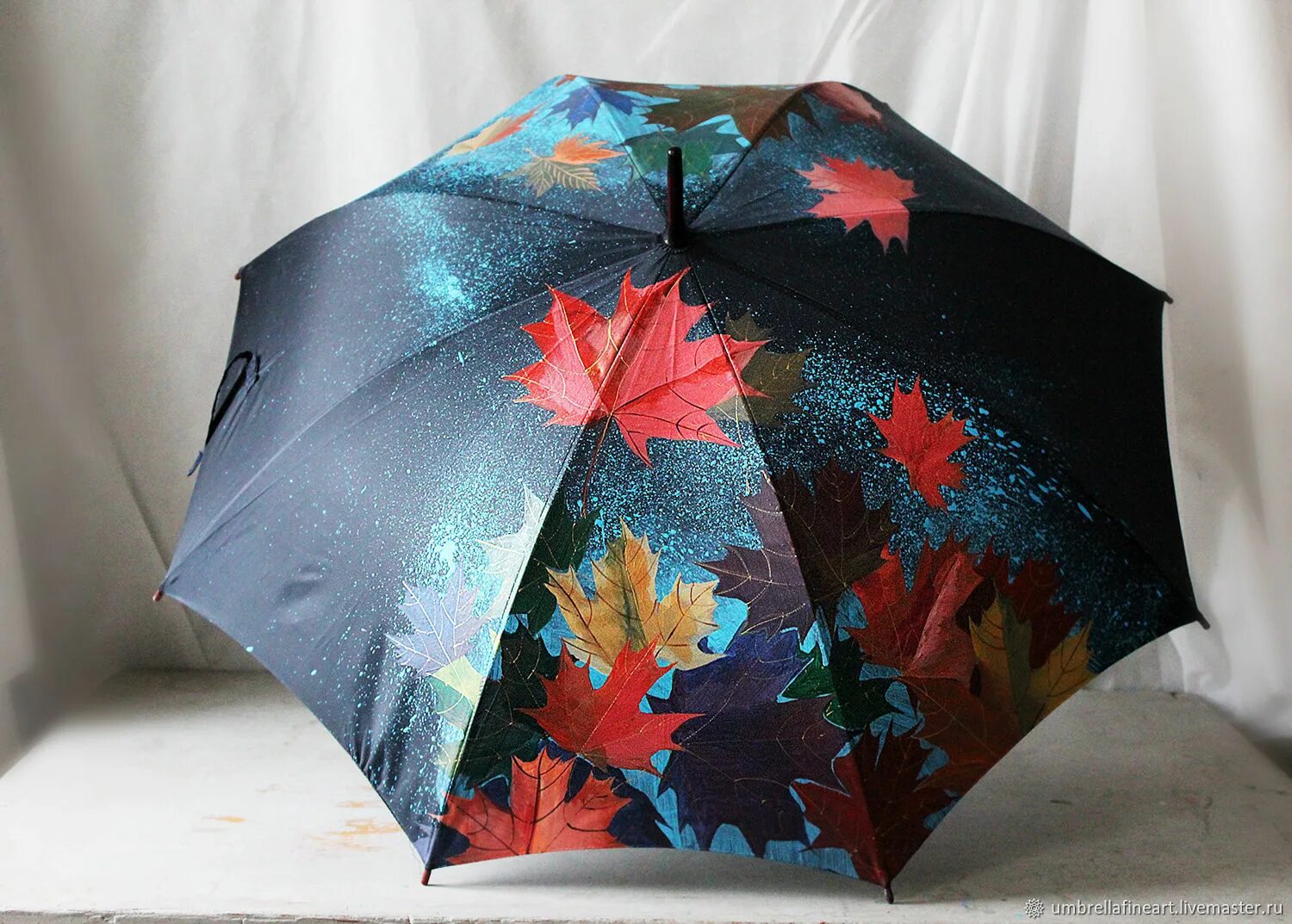 Мастер зонтиков. Зонт с кленовыми листьями. Декорированные зонтики. Роспись зонтиков. Зонт с осенними листьями.