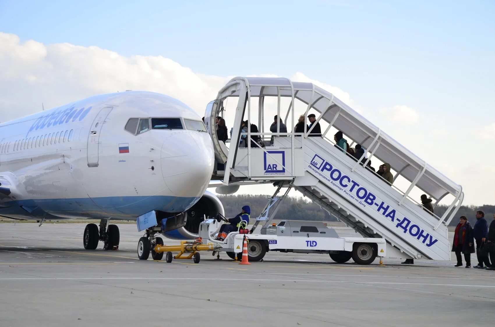 Полет на самолете ростов. Пассажирские авиаперевозки. Авиаперевозки пассажиров. Самолет и аэропорт. Пассажирский самолет победа.