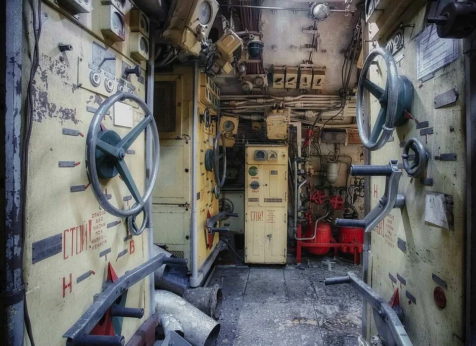 Режим подводной лодки. Машинист-турбинист подводной лодки. проект 641 подводная лодка внутри. заброшенная подводная лодка внутри. внутри атомной подводной лодки.