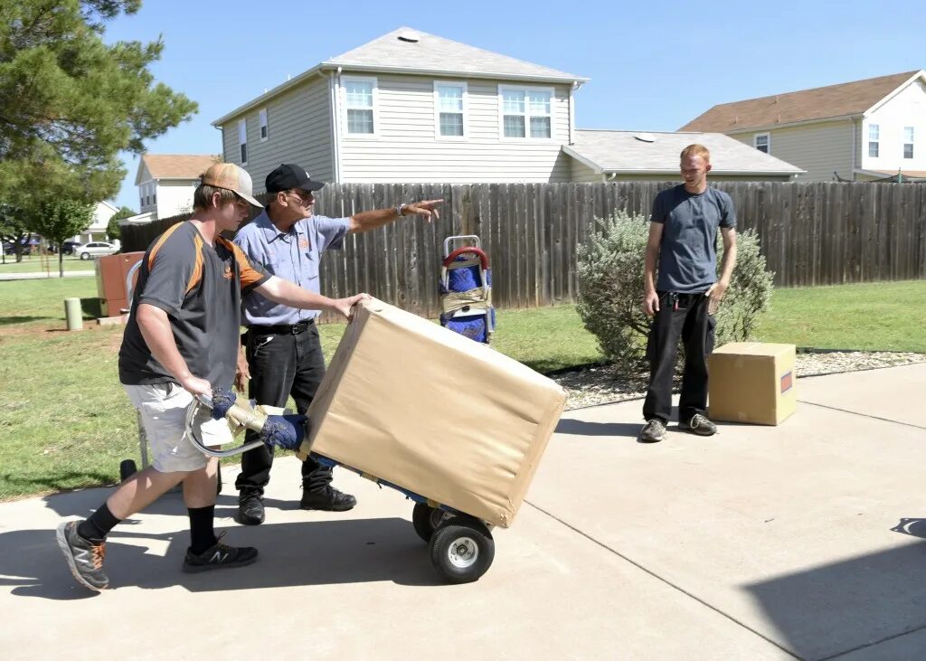 Грузчик мебели. Красивые грузчики. Услуги грузчиков. Квартирный переезд. Квартирный переезд.