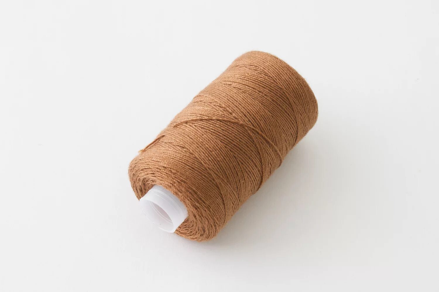 Пряжа supercigno nm 10000 scgn10. Швейные нитки оливкового цвета. 6604. Ниток светло. Нитки arta 200 ярд белый.