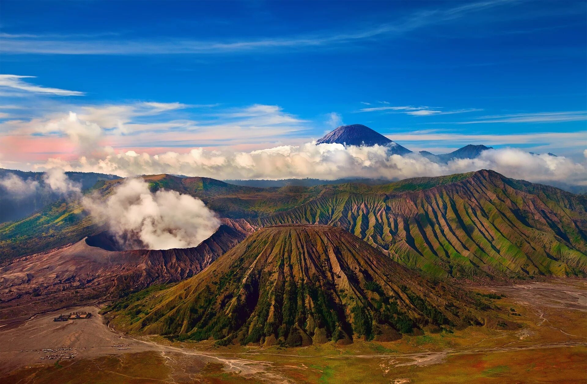 Вулкан брома. Вулкан Бромо в Индонезии. Вулкан Бромо, Индонезия, острова Ява. Бромо Тенгер семеру национальный парк. Ява Бромо вулканы.