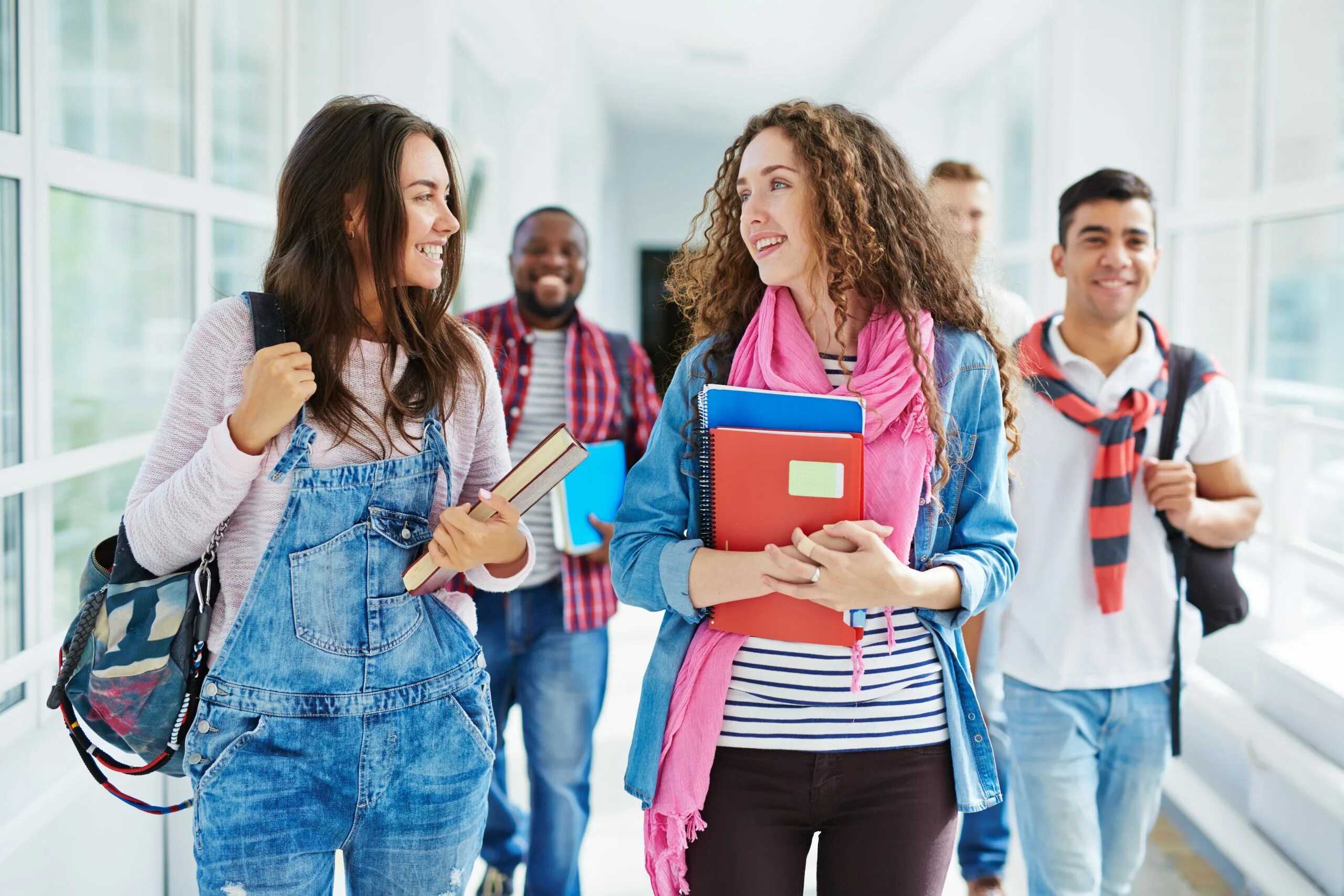 He goes to college. Подростки в школе. Студенты за рубежом. Современный студент. Люди в университете.