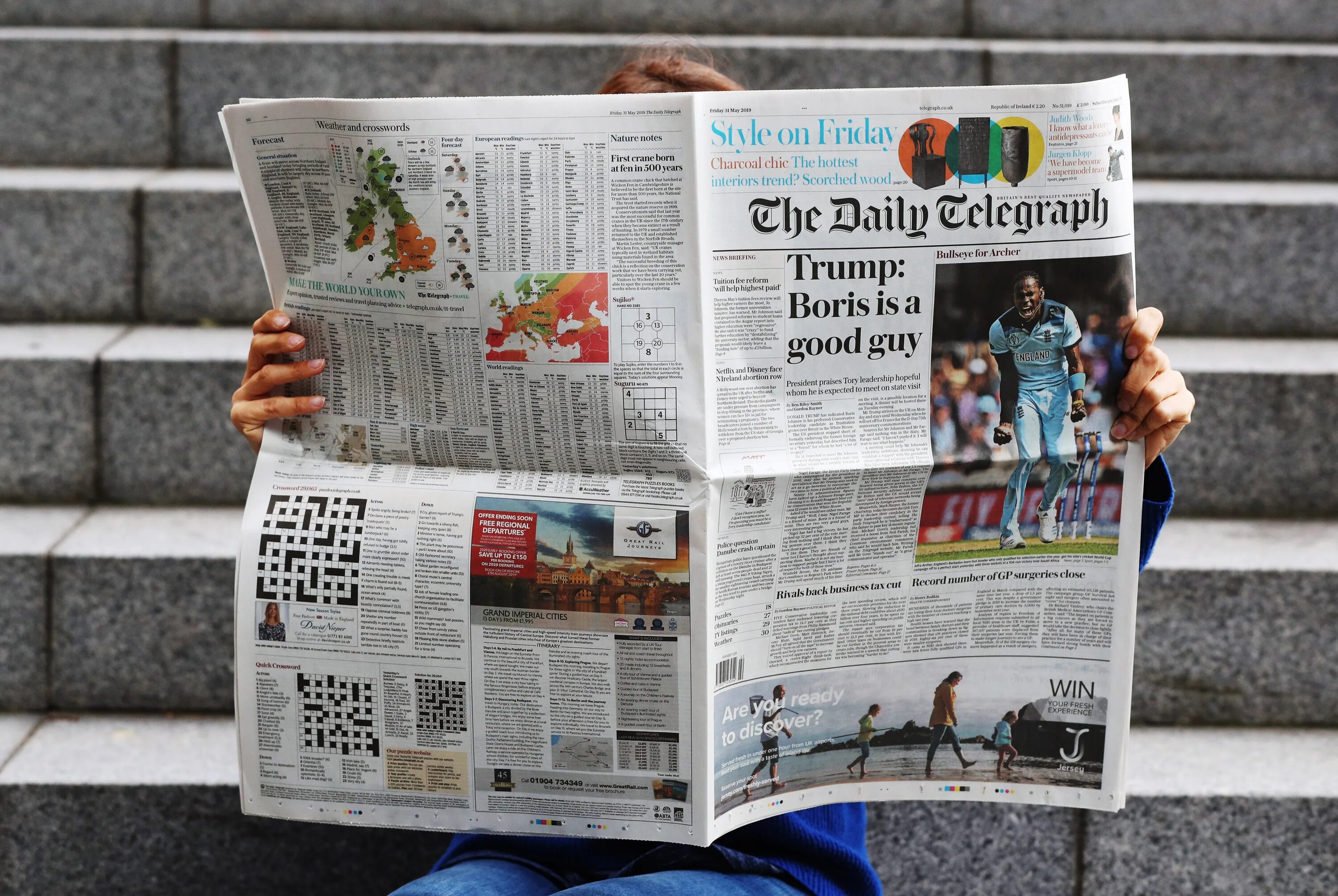 The newspaper come. Газетный репортаж. Британские газеты. The Telegraph newspaper. The Daily Telegraph newspaper.