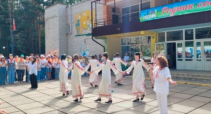 Оздоровительный лагерь родник. Лагерь. Лагерь Родник. Лагерь мир. Дол Приморский.