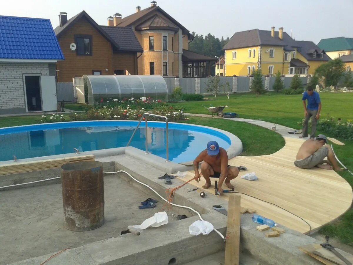 Уличный бассейн. Бассейн на маленьком участке. Бассейн на дачном участке. Где расположить бассейн. Бассейн на участке загородного дома.
