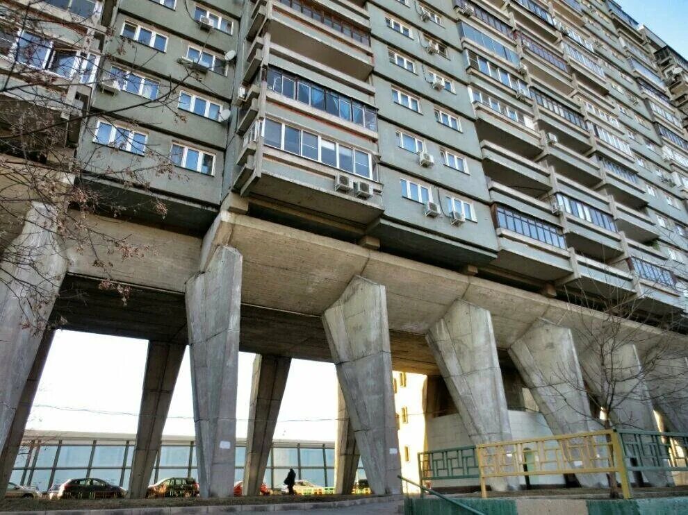 Дом воздуха москва. Дом-сороконожка на беговой улице. Дом на курьих ножках ВДНХ. Дом сороконожка в Москве ВДНХ. Дом Авиаторов на беговой улице.