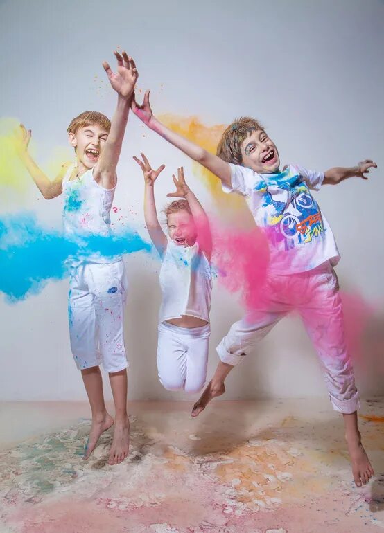 Дети веселятся. Семейная фотосессия с красками. Детская фотосессия с красками Холи. Фотосессия с красками дети.