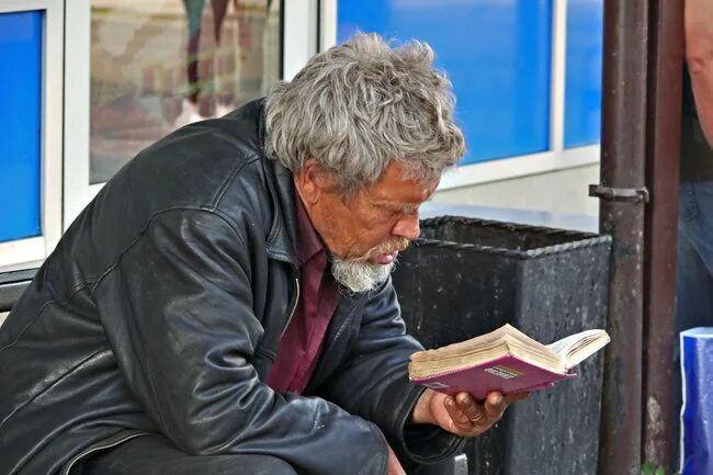 Писатели алкоголики. Бомж с книжкой. Бомж с книжкой. Кухня сериал родион сергеевич. Алкаш читать.