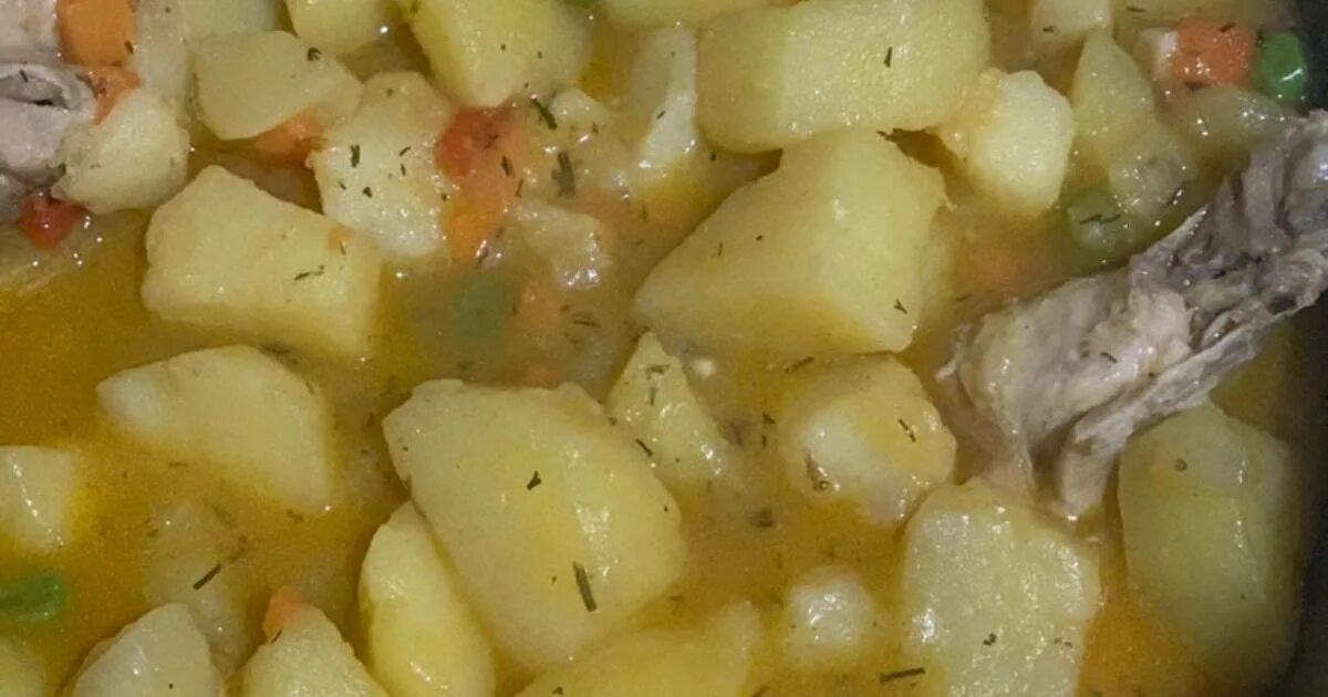 Картошка с куриной грудкой в мультиварке. Тушеные грудки с картошкой. Тушеный картофель. Тушеные грудки с картошкой. Картофель тушеный с куриной грудкой.