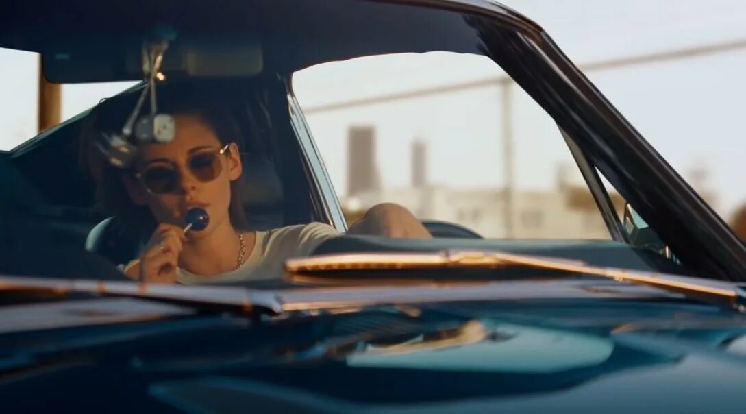 Rolling stones ride em. Кристен стюарт роллинг стоунз. кристен стюарт rolling stones гиф. кристен стюарт ride em on down. кристен стюарт в клипе роллинг стоунз.