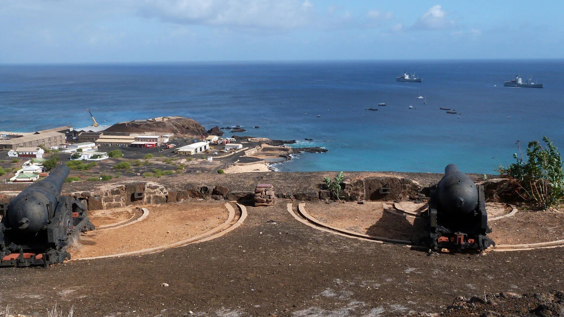 Guns island. Джорджтаун (остров Вознесения). Остров Вознесения аэропорт. Джорджтаун остров Святой Елены. Остров Вознесения в Атлантическом океане.