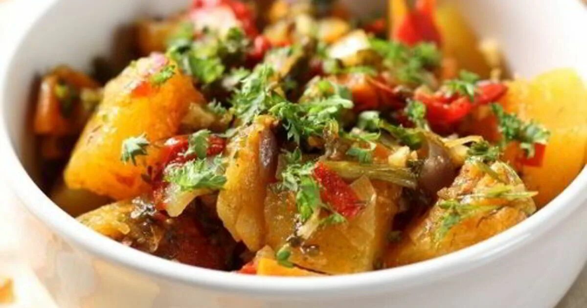 Овощное рагу с курицей и картошкой. Овощное рагу с баклажанами. Овощное рагу с кабачками баклажанами и курицей. Рагу из кабачков и картошки калорийность. Овощное рагу с курицей баклажан и кабачок.