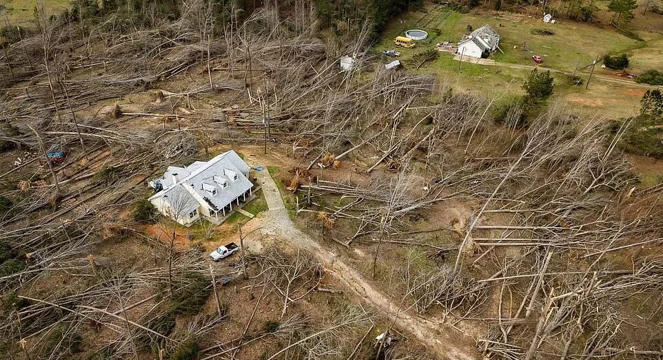 Торнадо Алабама. Дом после Торнадо. Дома после Торнадо. Торнадо разрушения.