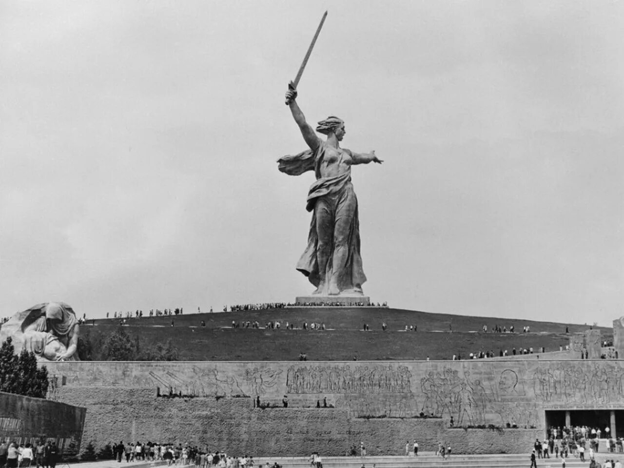 Памятник Родина-мать на Мамаевом Кургане. Скульптура Родина-мать зовет на Мамаевом Кургане. Памятники ВОВ В Волгограде Мамаев Курган. Мамаев Курган памятники СССР.