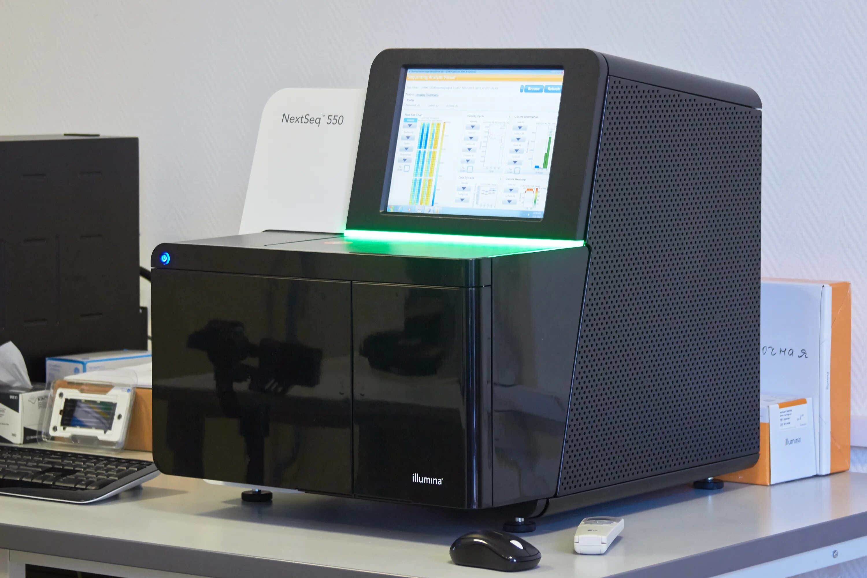 Секвенатор. Nextseq 550. настольный секвенатор. секвенатор фото.