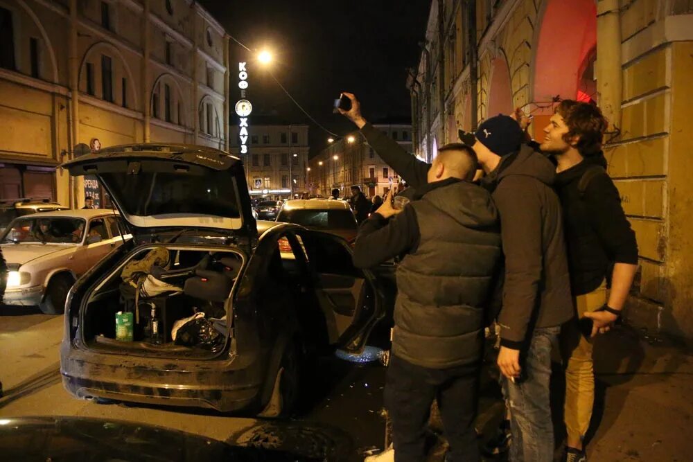 Думская где. Думская улица СПБ. Думская улица Санкт-Петербург ночью. Думская ночью Питер. Думская улица Санкт-Петербург алкаши.