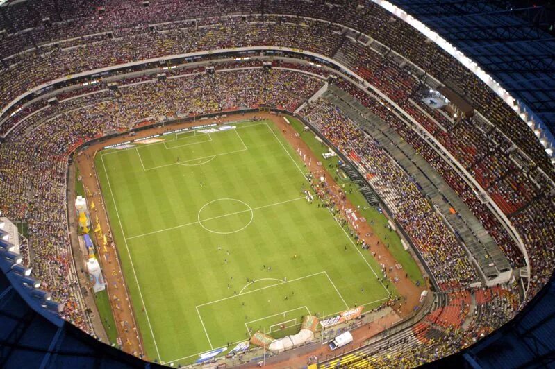 Самый большой стадион. Стадион Ацтека 1966. Самый большой футбольный стадион в мире. Ацтека стадион вместимость. Самые большие стадионы в мире по футболу.