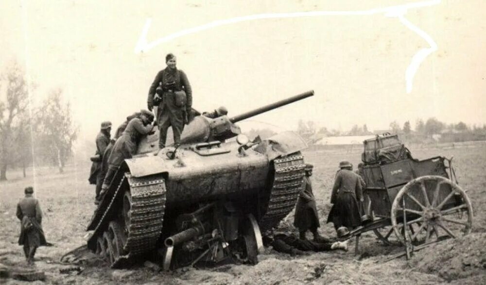 Сколько фашистских танков уничтожил артиллерист. Т-34 таранит немецкий танк. Таран танком т34 немецкого тигра. Т-34 раздавил немецкую пушку. Т-34 Таран.