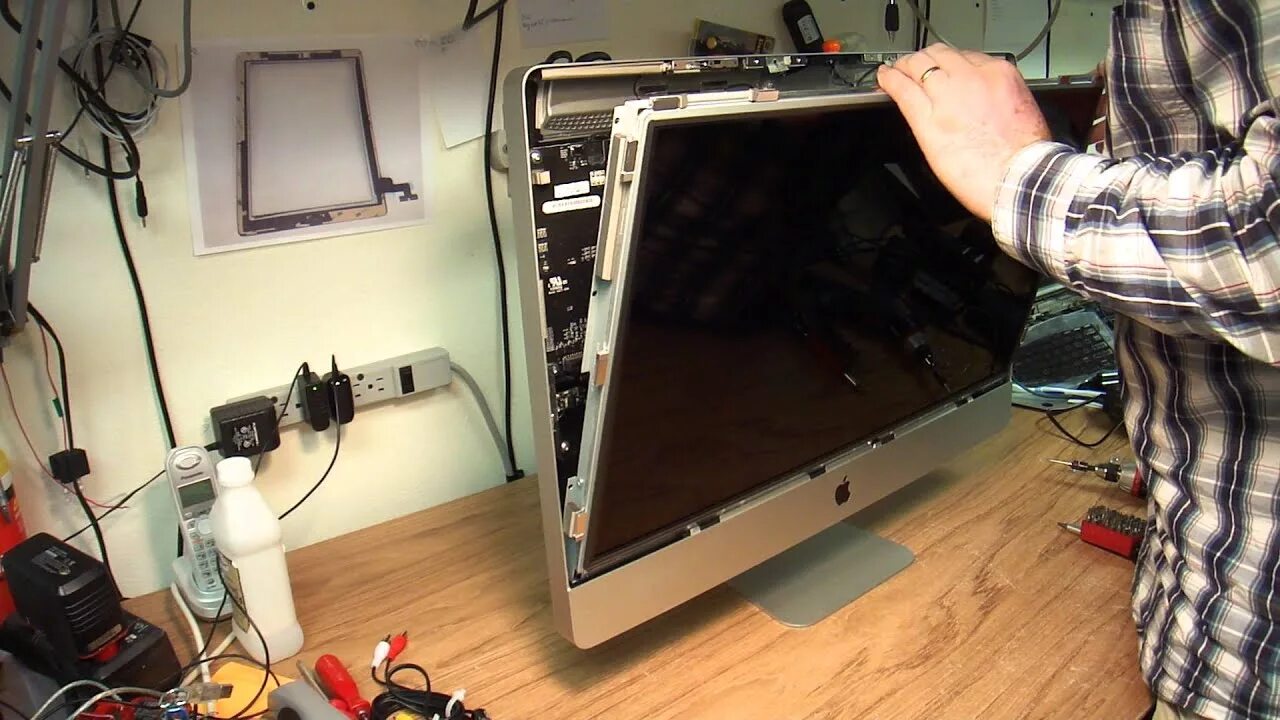 Как разобрать телевизор. IMAC 27 разбор. IMAC 2008 disassembling. Разобранный монитор. Монитор в разборе.