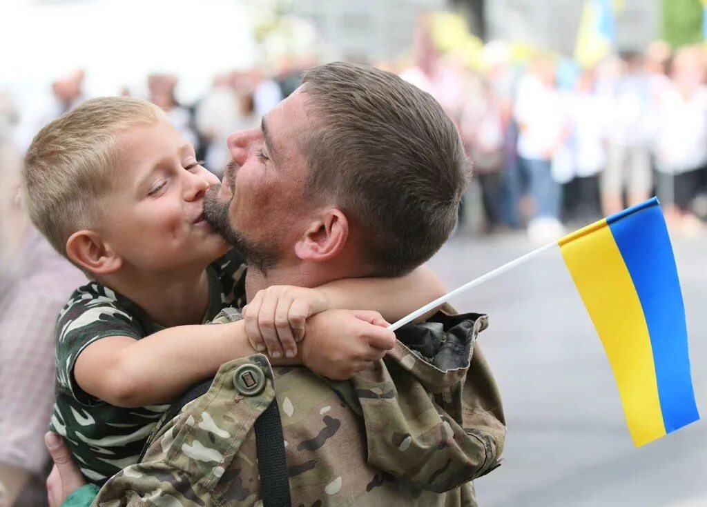 Солдат с ребенком. Солдат с ребенком Украина. Украинские военные и дети. Буде війна