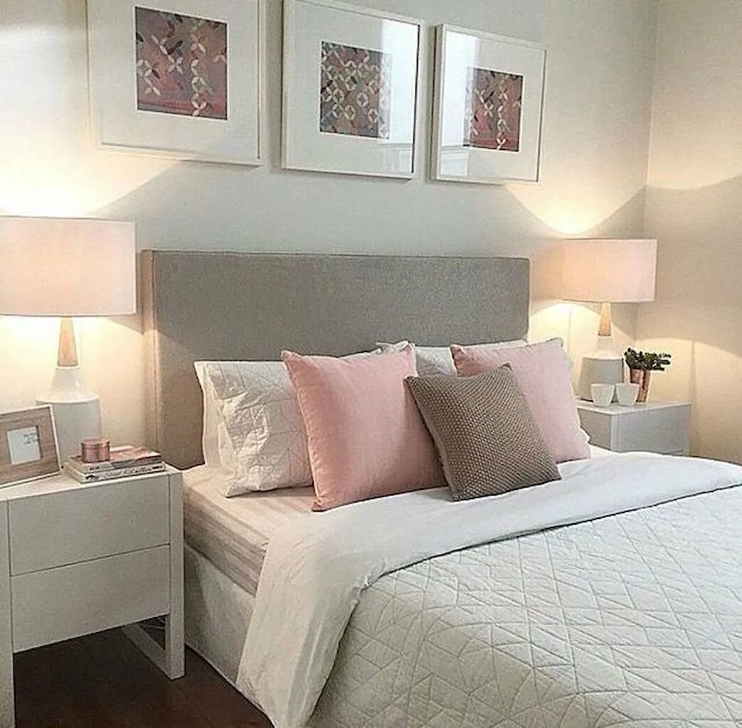 Серо розовая спальня. Спальня в пастельных тонах. Спальня в пастельных оттенках. Интерьер в розово бежевых тонах. Пудровый цвет стен в спальне.