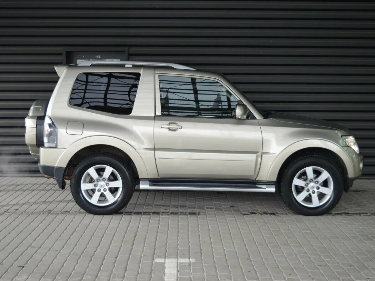 Мицубиси 3 двери. Mitsubishi Pajero 3 3 Door. Mitsubishi Pajero 3 3 дверный. Митсубиси Паджеро 4 трёхдверный. Митсубиси Паджеро 3 дверный.