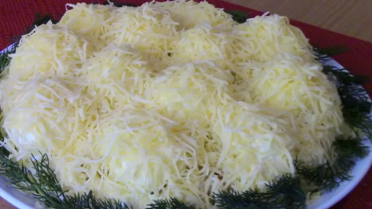 Снежные сугробы с курицей и грибами. Салат сугробы. салат снежок. салат снежка с мясом. салат сугробики с курицей.