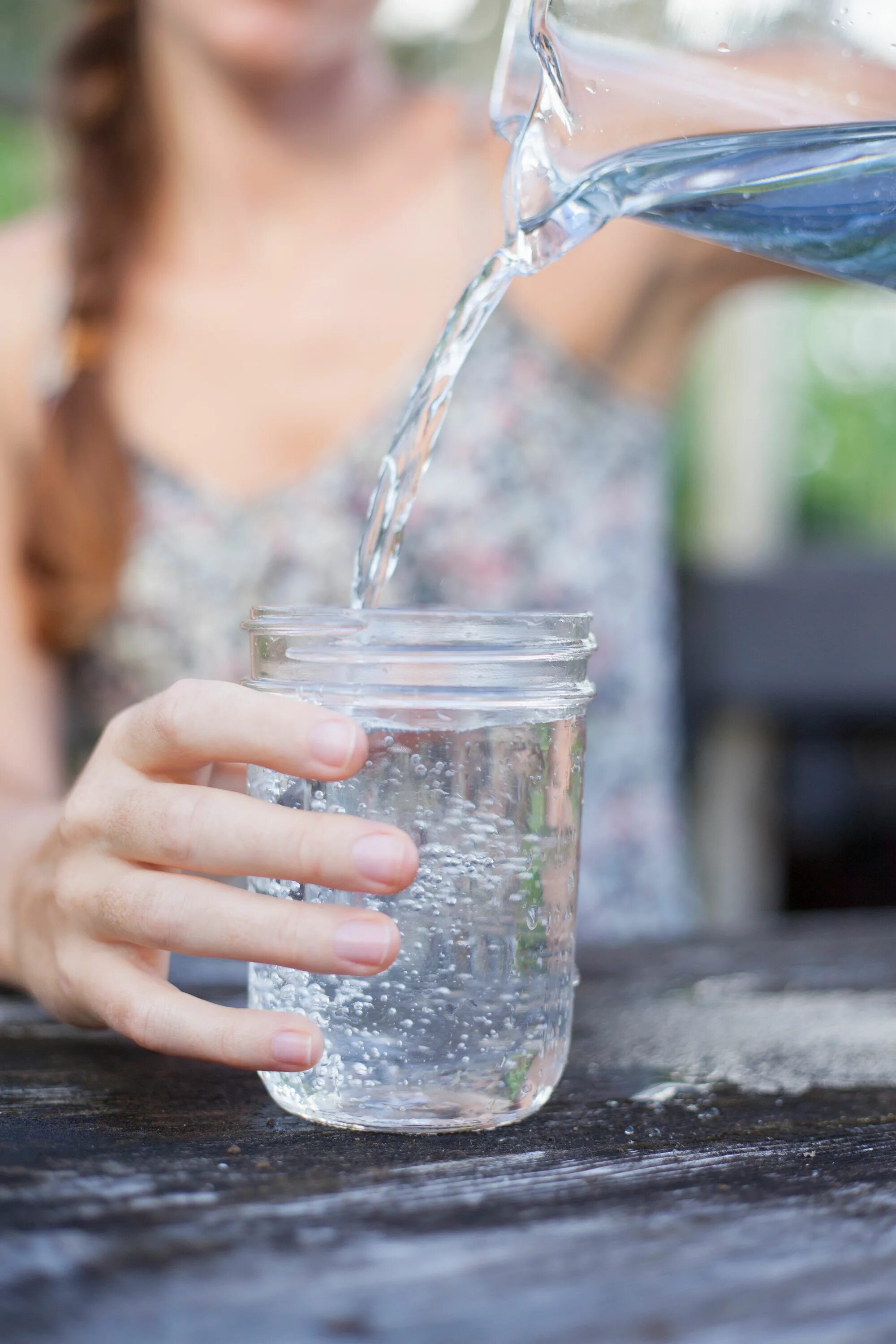 1 2 стакана теплой воды. Пить воду. Питье воды. Стакан воды. Чистая вода.