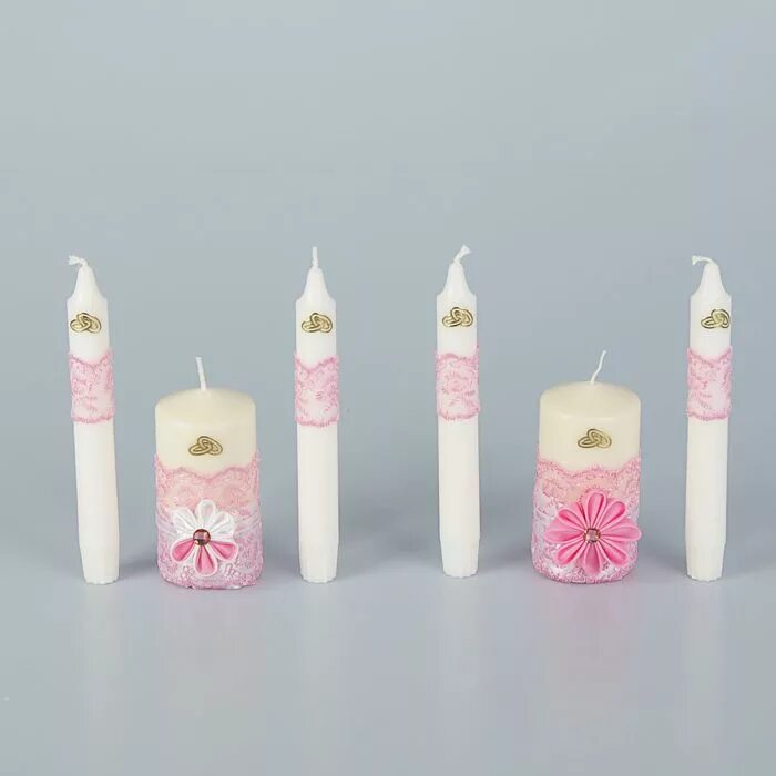 Набор свечей. Набор свечей на подставке. Три розовые свечи. Наборы корпоративные со свечой.