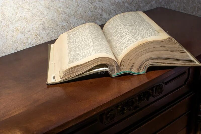 Толстая старая книга. Старая книга лежит. Толстая книга на столе.