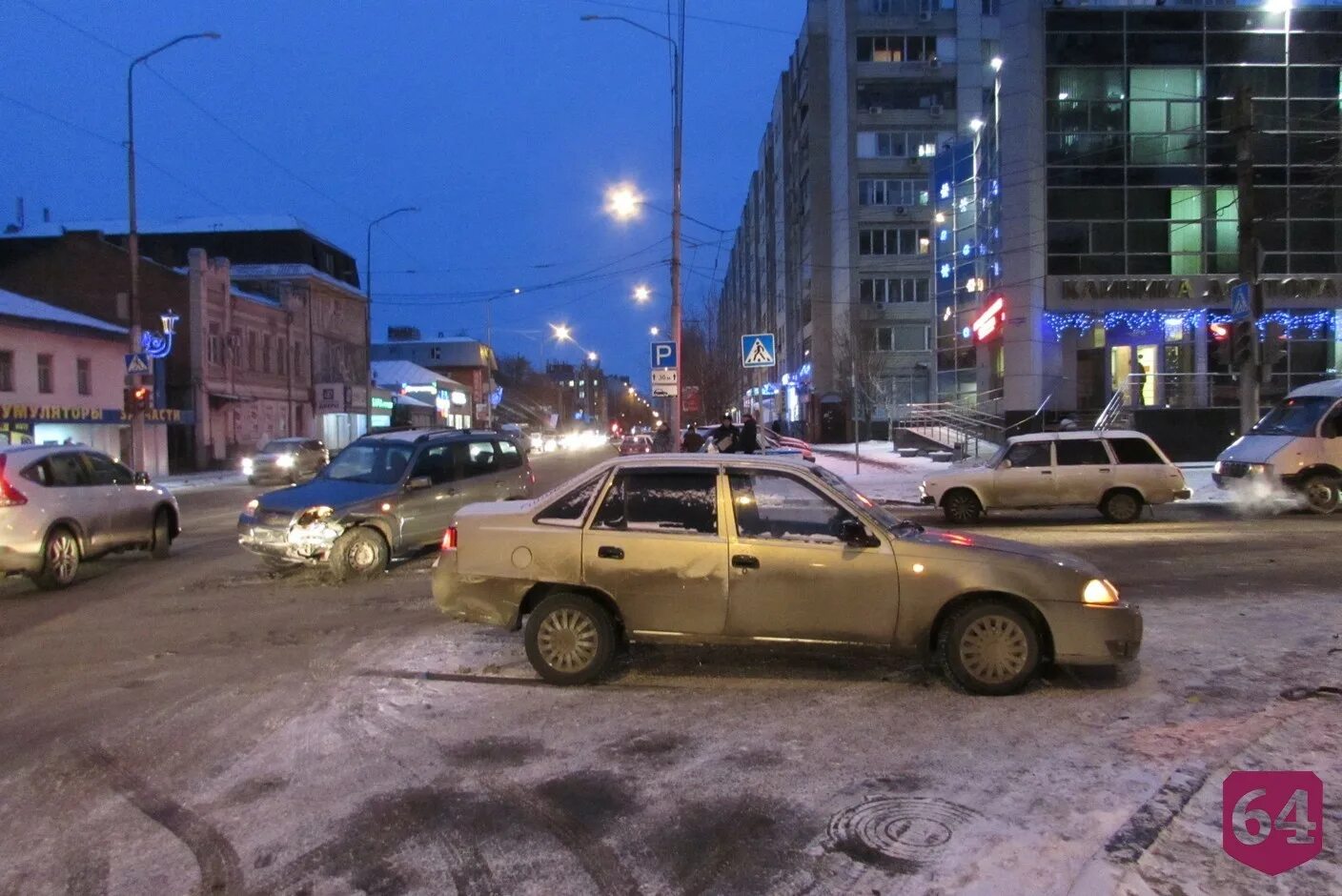 Авария на Чапаева и Московской. Авария на Чапаева Саратов. Авария Кутякова Чапаева. ДТП на Чапаева / Московская. Авария на чапаева железноводск