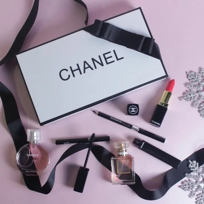 Красивый бренд косметики. Подарочный набор Chanel 5 в 1. Набор Шанель 5 в 1 духи. Набор духов Шанель 5. Косметический набор Шанель.