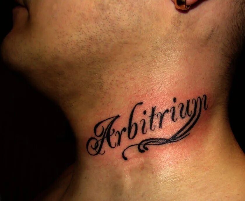 Надписи на шею мужские. Татуировки надписи. Тату на шее надпись. Тату на шее надпись для мужчин. Тату на шее на латыни.