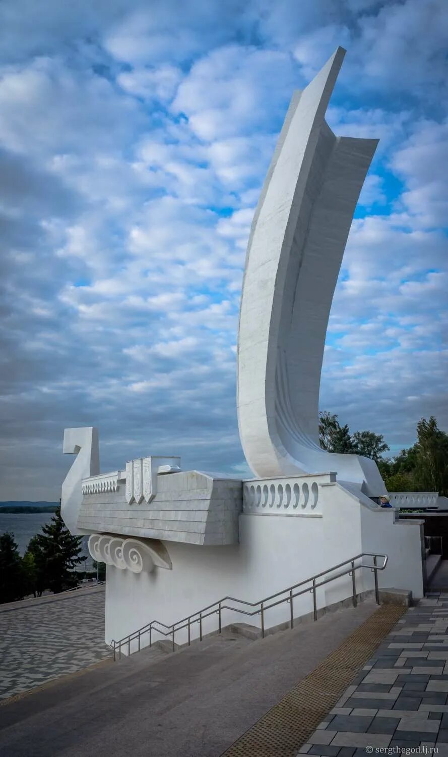 Монумент Ладья Самара. Стела Ладья Самара. Ладья Самара памятник. Ладья на набережной в Самаре. Памятник ладья